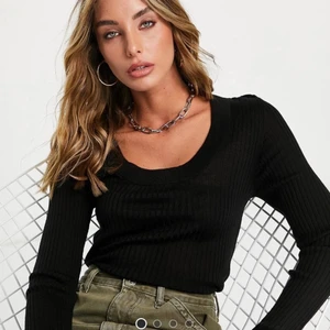 Urringad tight tröja från asos  - Säljer denna fina tröja eftersom den satt konstigt på mig och jag inte hann returnera den. Storlek small men skulle säga att den passar small/medium. Nypris 379:-