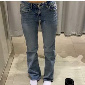Tryck inte på köp direkt!🙏🏻                           Supersnygga jeans som endast är använda 1 gång, så därför superbra skick!!🫶🏻Hör av dig vid frågor eller funderingar!                                                       (Köparen står för fraktkostnad🚚)