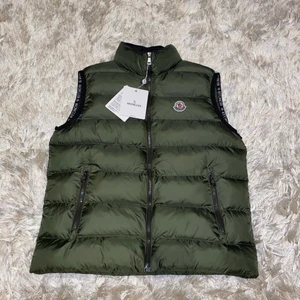 Moncler väst grön  - En helt nytt moncler väst, oanvänd. Vid intresse skicka pm! 