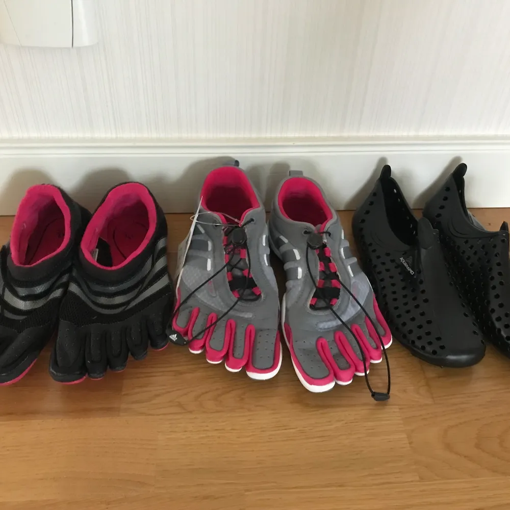 - Svarta/rosa Adidas five-finger skor i storlek 36. Använt en gång, säljes för 150 kr.  - Grå/rosa five-finger skor (oanvända med lappar kvar) i storlek 36 säljes för 190 kr.  - Svarta badskor (oanvända) i storlek 36 säljes för 99 kr.  Finns i Torslanda.. Skor.