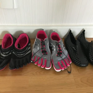 Adidas five-finger skor/badskor  - - Svarta/rosa Adidas five-finger skor i storlek 36. Använt en gång, säljes för 150 kr.  - Grå/rosa five-finger skor (oanvända med lappar kvar) i storlek 36 säljes för 190 kr.  - Svarta badskor (oanvända) i storlek 36 säljes för 99 kr.  Finns i Torslanda.