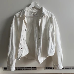Jeansjacka vit🤍 - Säljer min vita jeansjacka använd ett fåtal gånger. 