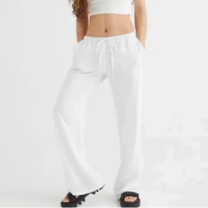 Linnebyxor  - Har bestämt mig för att sälja mina linnebyxorna, storlek s från hm. Slutsålda!  skriv vid intresse. Frakt tillkommer 