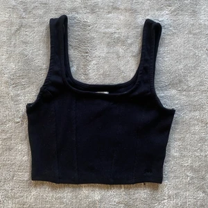Svart topp från Pull and Bear  - Väldigt snygg svart topp från Pull and Bear med coola sömmar på framsidan. Storlek M. Mycket bra skick, aldrig använd💓 frakt på 29 kr tillkommer.