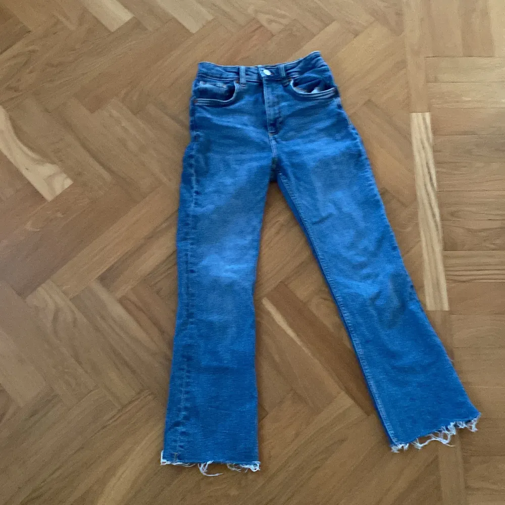 Jag säljer ett par zara jeans i storlek 32. De är utsvängda och croppad modell och är använda max 5 gånger!! De säljs fortfarande på Zara. Jättesnygga.. Jeans & Byxor.