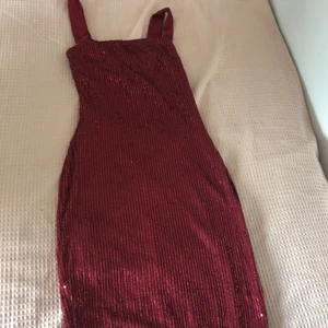 fin vin röd klänning ❤️ - denna klänningen är helt ny och i storlek S/36, passar även på XS ❤️ vi kan diskutera priset i chatten :)