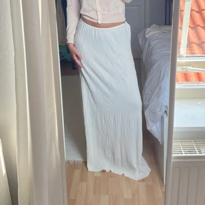 Långkjol  - En vit lågmidjad långkjol som är köpt i Grekland, väldigt lång! Lite genomskinlig om man ej har ljusa trosor 🙌🏼