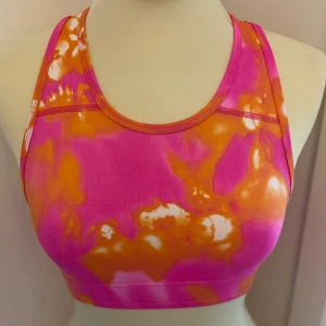 Sport topp - stl s  - Från newbody stl s/75 Mycket fint skick  Rosa, vit, orange Kamouflagerad