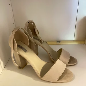 Nelly klackskor - Stilrena klackskor från Nelly.com! Använda på studentbal endast. Stabil klack men ändå en nätt sko! Färgen är ljusbeige.