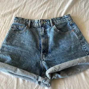 Fina jeansshorts knappt använda 