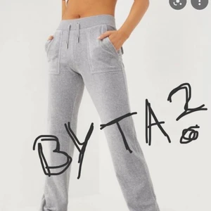 Juicy byxor - Skulle vilja byta min juicy byxor till ett par i night sky färgen ist, köpte dessa för unefär 1 vecka sedan men ångrade att jag inte köpte de mörk blåa, de är i ny skick och är i storlek Xs SKRIV TILL MIG OM NI SKULLE VILJA BYTA MOT NIGHT SKY I STORLEK XS