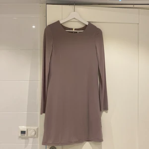 Simpel klänning  - Använd ett fåtal gånger, skönt material och kan användas till många tillfällheter