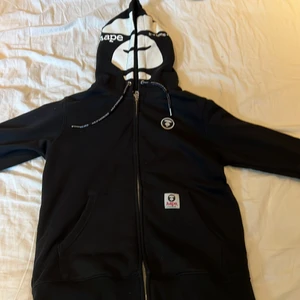 Säljer en svart Aape tröja - Säljer en svart Aape tröja som aldrig har blivit använd   Ny pris: 2500
