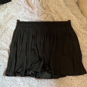Gullig kjol - Super gullig volangkjol med inbygda shorts! Men tyvärr för små för mig
