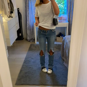 Crocker jeans 👖  - Säljer nu mina så snygga lågmidjade byxor från crocker jeans orginal pris 700 men säljer för 299 hålet som är där bak är meningen så man ser ej igenom. Dessa är tyvär lite för korta på mig som är 173 ungefär💕