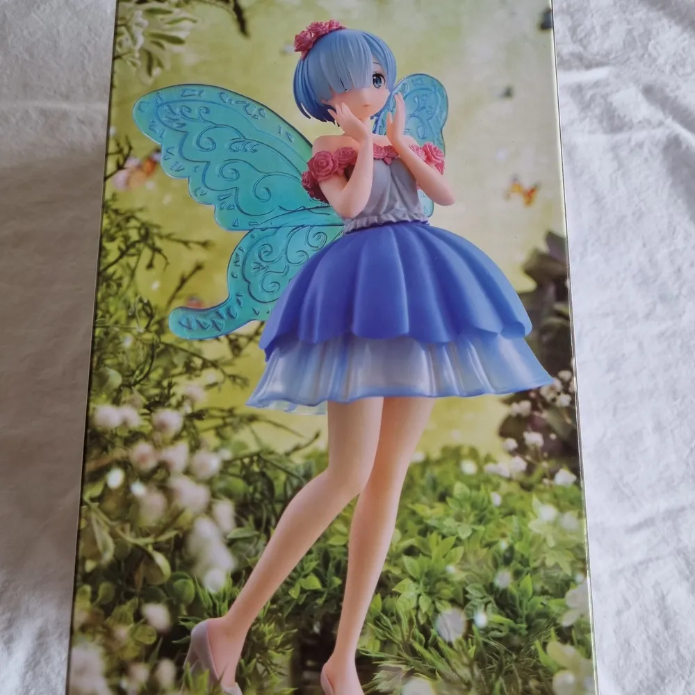 Anime figur Prize figur av karaktären Rem från serien Re Zero. Fairy Edition. Oöppnad, fortfarande i lådan, helt orörd. Nyskick. Köpt via DekaiAnime. Tillverkare är ESPRESTO. Äkta, ej bootleg / kopia. Kan skicka fler bilder på låda om önskat. . Övrigt.