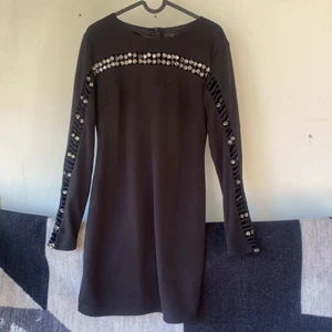 Tajt kort klänning storlek S/M - Klänningens längd är övanför knät, matrialet är lite tjockareoch har diamant detaljer längs armarna  (Pris kan diskuteras) 