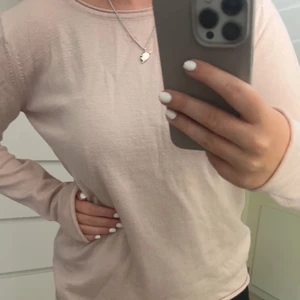 cashmere tröja  - säljer denna så fina tröjan från sibinlinnebjerg, aldrig använd!💓 (nypris ungefär 1000kr)