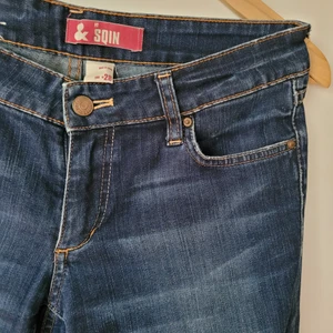 Jeans 28" - Snygga inslitna jeans 28" Skin fit Innerbenslängd 81cm. Midjemått ca 84cm. H&M tight modell, normal midja. Tjej. (Passar ca stl 36-38) Frakten tillkommer. 