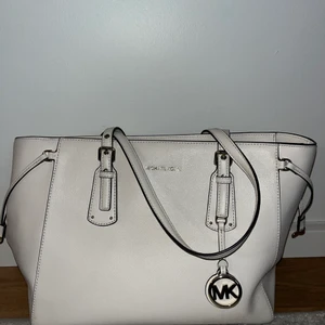 Michael kors väska - Helt oanvänd beige michael kors väska, fick dubbletter i födelsedagspresent! (Äkta!)
