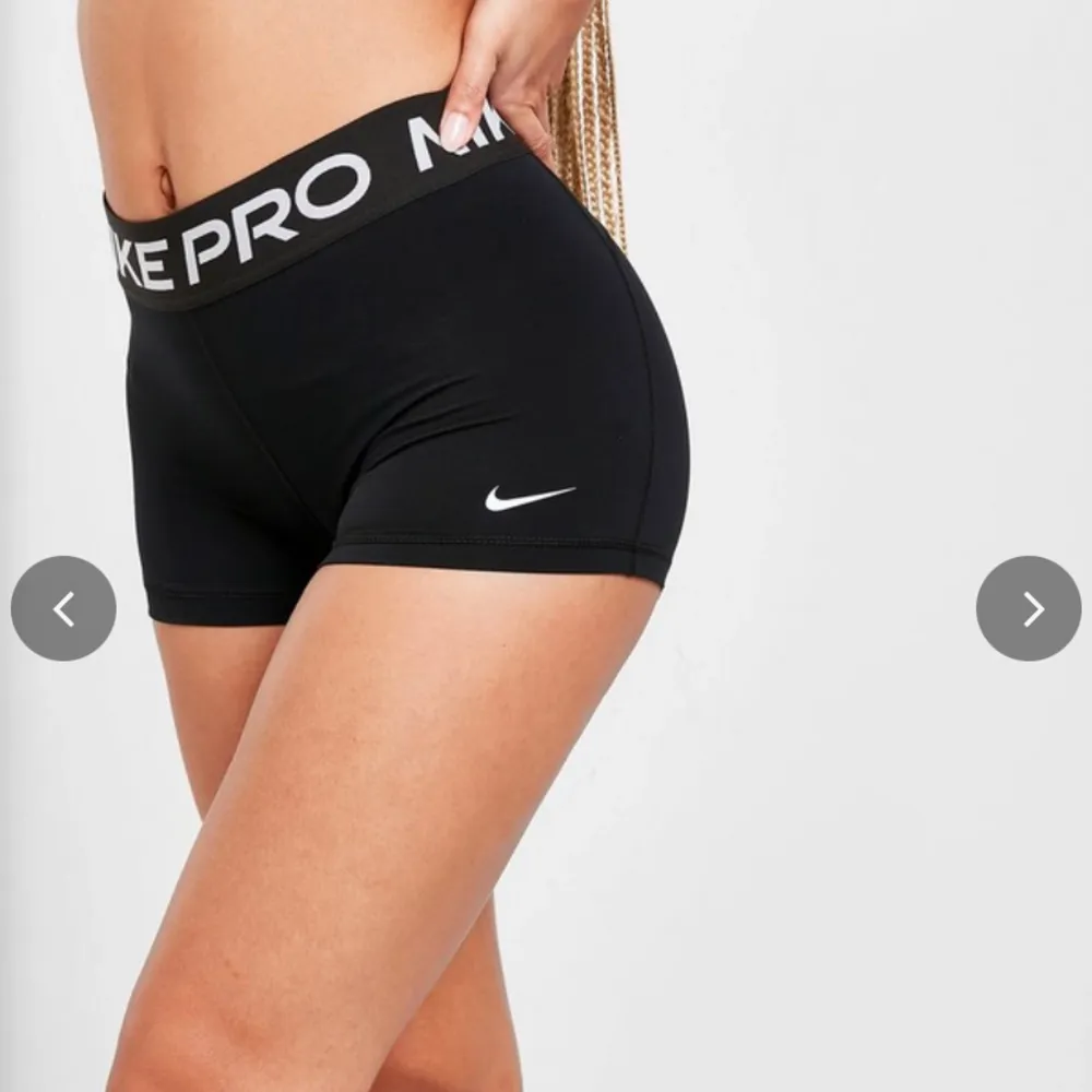 Säljer ett par Nike tränings shorts, knappt använda så i fint skick!💗🫶🏻💗🫶🏻💗🫶🏻. Shorts.