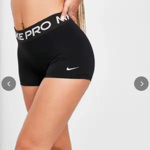 Säljer ett par Nike tränings shorts, knappt använda så i fint skick!💗🫶🏻💗🫶🏻💗🫶🏻