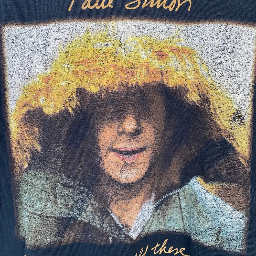 Paul Simon-t-shirt köpt från Beyond Retro. Tryck från Still Crazy After All These Years-plattan. Supermjuk och toppen att ha som oversized om man har storlek XS eller S! Bra skick.. T-shirts.