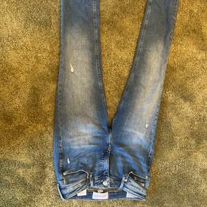 Lågmidjade jeans från calvin Klein med slits! Knappt använda o är i fint skick! Köpta för 600 ungefär❤️ skriv privat för mer information ❤️