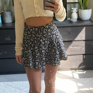 Kjol - Kjol köpt på zara för förra sommaren. Knappt använd. Köparen står för frakten💕