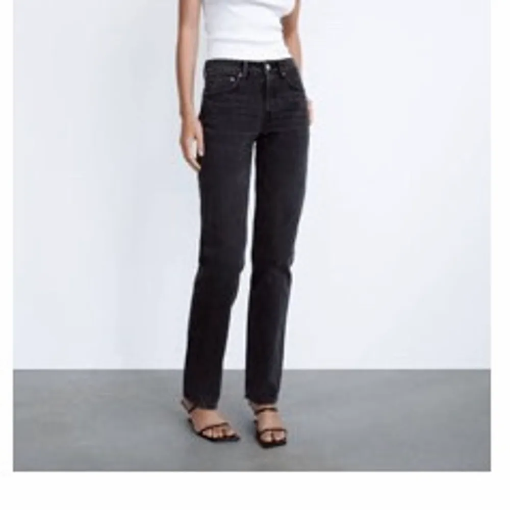 Svarta zara straight jeans i strl 34 💓 Nypris 359kr. Jeans & Byxor.