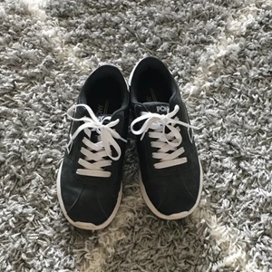 Black White Shoes - färg: black and white 💘  Jag köpte den för 880 kr 💌