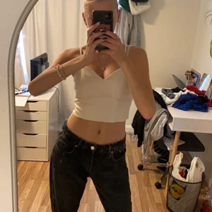 begie topp i fake skin - ett beige linne från new yorker i storlek S, aldrig använt och prislapp är kvar🤍 vill sälja då den just inte har kommit t användning🤍