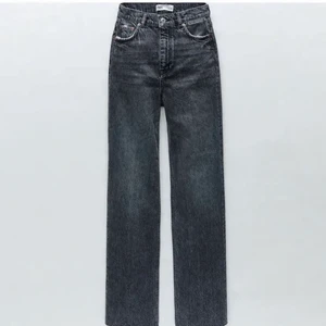 Zara 90s premium full lenght jeans  - Säljer mina helt oanvända Zara 90s premium full lenght jeans i grå/svart. Storlek 34. Jag säljer jeansen för 190kr+frakt  (pris kan diskuteras)