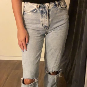 Jeans - Säljer dessa håliga jeans från Gina då de inte kommer till någon användning💕