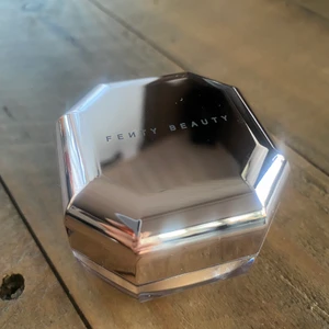 Löspuder - Fenty (nyskick) - Minisize löspuder från Fenty i färgen ”Banana”, köpt på Sephora för 229 kr. Använt Max 2 ggr då jag har andra puder som jag använder mer! Säljer för 120 kr och är som nytt 🤍