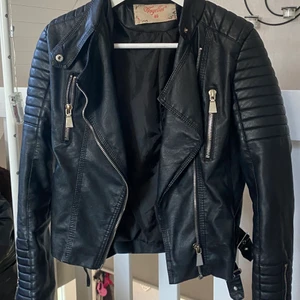 Skinnjacka  - OANVÄND! Enbart testad Nypris cirka 600kr 