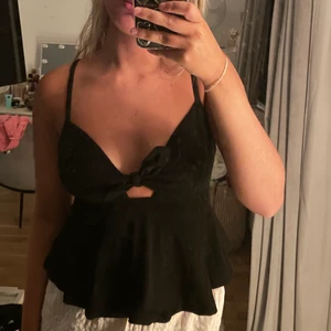 Svart topp - Jättesöt svart topp från Ginatricot. Köpt för nått år sedan nästintill aldrig använd, storlek XS🖤