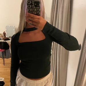 Zara topp - Säljer denna trendiga mörkgröna topp från zara. Så fin, använd en gång. Storlek S💚🐢