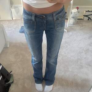 superfina lågmidjade jeans från Only men köpta här på Plick! Vet tyvärr inte storleken men de passar på mig som kan ha 25-30❤️ Pris kan diskutervid snabb affär