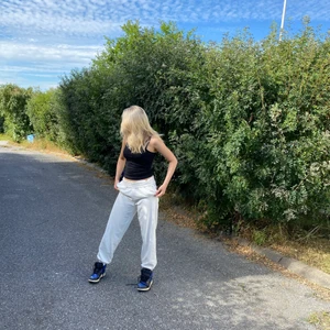 Mjukis byxor vila  - Säljer dessa vita mjukisbyxorna från vila, då jag tycker dom är lite stora för mig, dom är i storlek S, och är endast använda en gång, köpta för 499kr i butik. skriv för fler frågor och funderingar!🥰