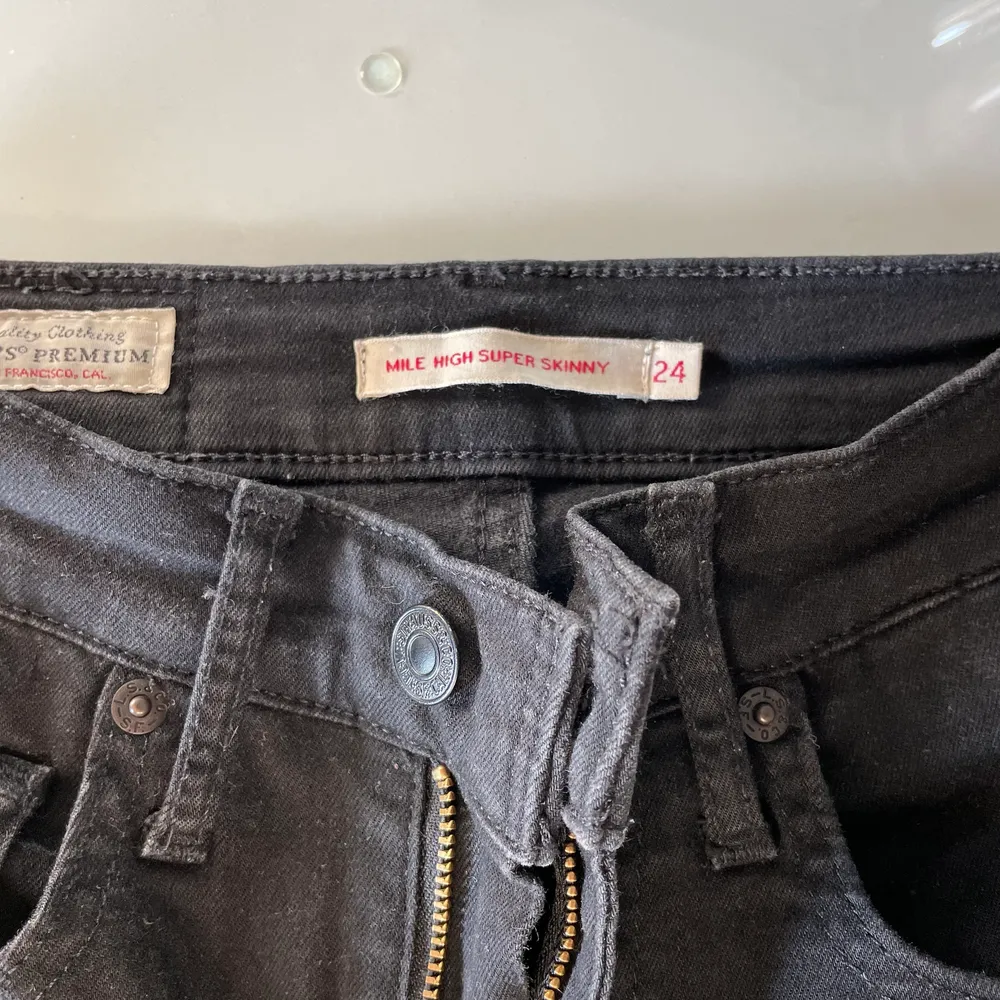 Klicka inte köp nu🤗 Ett par svarta jeans från Levis i modellen Mile High Skinny Jeans. Strl 24 runt midjan men längd står inte. De är använda men inget slitage. Har inga bilder med dom på. Nypris kring 1000kr men säljer för 150kr . Jeans & Byxor.
