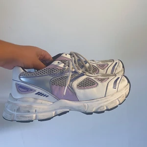 Axel Arigato Marathon Runner - Axel Arigato sneaker i modellen Marathon Runner stl 39. Blå och lila detaljer. Nypris: 2600 SEK I använt skick, en slitning på insidan av sulorna annars fina.