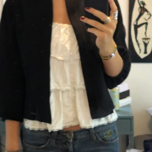 Mörkblå kofta! - Den finaste koftan med lite kortare ärmar från Ann Taylor! Köpt på Arkivet och använt sparsamt💘 nypris 1200