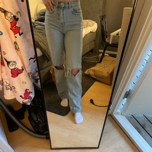 Jeans Gina Tricot - Säljer dessa jeans från Gina i storlek 32. Säljer för 300kr men frakt tillkommer. Kan även mötas upp. OBS FRAKTEN SOM ÖT TILLAGDA STÄMMER EJ
