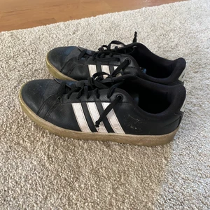 Adidas skor - Adidas skor i ganska dåligt skick och inga sulor 