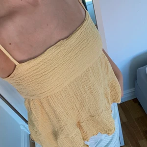 Topp - Supergullig gul topp som är köpt här på Plick för 100kr men tyvärr kommer den inte till användning. Använd vid ett tillfälle! Det är storlek M men passar mig perfekt som har S i vanliga fall.