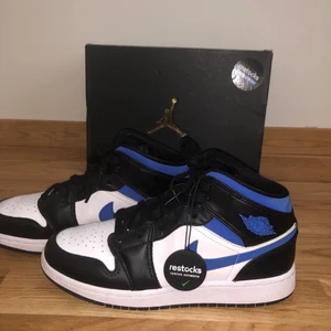 Jordan 1 mid  - Säljer mina jordan 1 racer Blue mid. De ser precis ut som nya par skor och är i väldigt bra skick. Köpta från restocks för 1600 för ett tag sedan men säljs för 1200 och man får även med hela skokartongen. Skriv för mer bilder❤️ Kan även frakta.