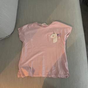 En gullig rosa T-shirt från HM i storlek 134. Den är i bra skick även om den har används några gånger. inga fläckar eller andra skitage på tröjan. 