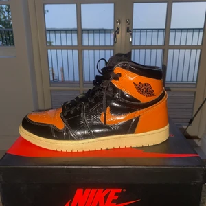 jordan 1 shattered backboard 3.0 - Säljer ett par skit snygga jordan 1 shattered backboard 3.0 I bra skick. Dom är använda men men inga direkta täcken på slitningar   Byten kan vara intressant också 