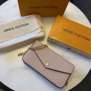 Louis Vuitton Pochette Félicie i färgen rosa Väskan är helt ny och oanvänd. Du får med box och dustbag. För mer info skicka ett meddelande!😊